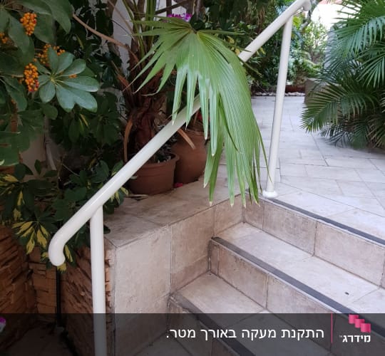 התקנת מעקה באורך מטר.